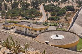 Image du Maroc Professionnelle de  Le barrage Oued El Makhazine, conçu pour le développement et  l'irrigation du périmètre du Loukkos. Ainsi les champs situés dans le triangle Ksar El Kébir, Larache, Moulay Bouselham profitent de cette infrastructure. Cette importante réalisation située sur El Oued Loukkos sert à la régularisation inter annuelle des débits tout en formant une protection contre les crues, au Jeudi 1er Septembre 2005 à cette datte le barrage dispose 309 Million de M3. (Photo / Abdeljalil Bounhar) 